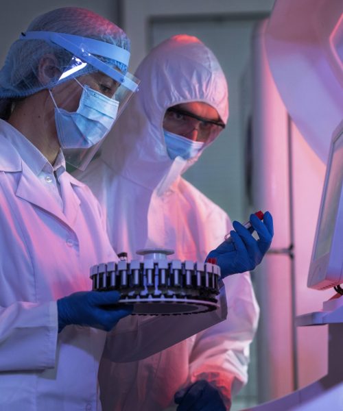 medico-realizando-pesquisas-medicas-em-laboratorio-min