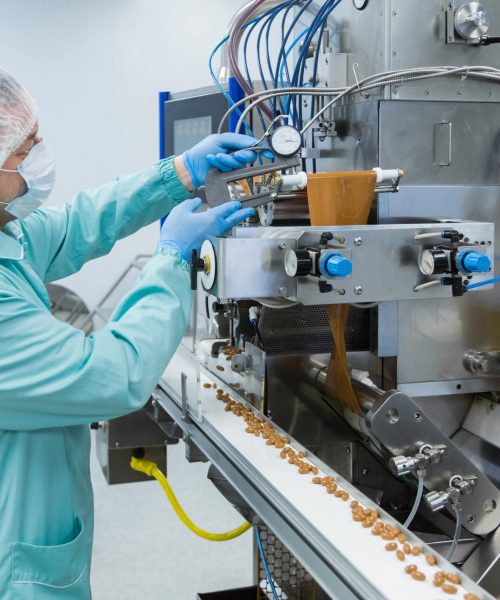 tecnico-farmaceutico-em-ambiente-esteril-trabalhando-com-equipamentos-na-industria-farmaceutica-min